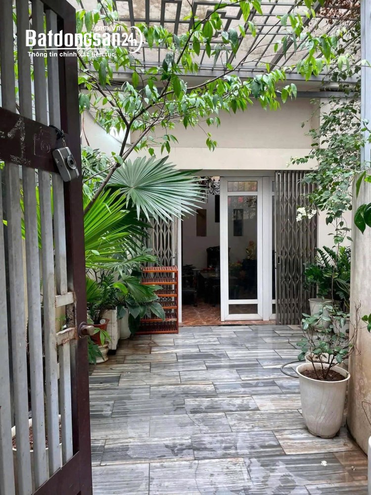 Cho thuê nhà 3 tầng đường Nguyễn Khang, Cầu Giấy - 75m2, đầy đủ nội thất cao cấp.