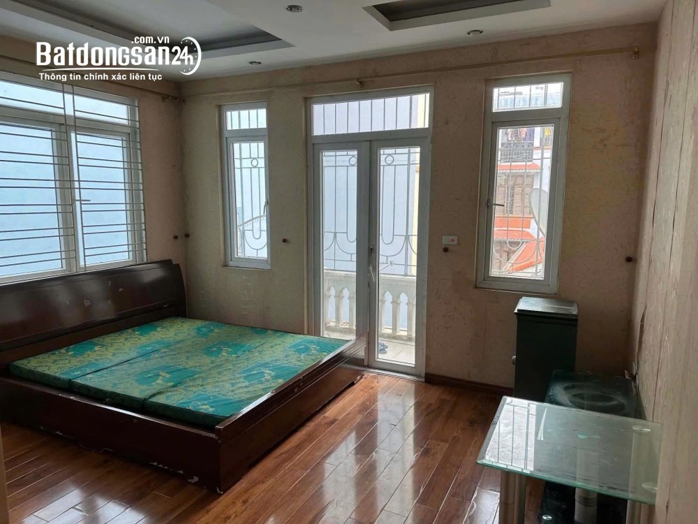 Cho thuê nhà 3 tầng đường Nguyễn Khang, Cầu Giấy - 75m2, đầy đủ nội thất cao cấp.
