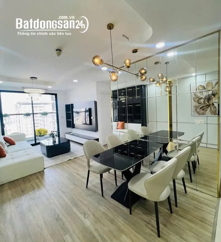 Bán gấp căn hộ chung cư Nam Cường đường Hoàng Quốc Việt, phường Nghĩa Đô, 93m2, giá 8 tỷ.