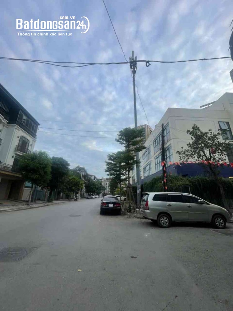 Bán nhà liền kề xây thô KĐT Văn Khê, Hà Đông, 83m², 4 tầng, vị trí đắc địa, giá 18,7 tỷ.