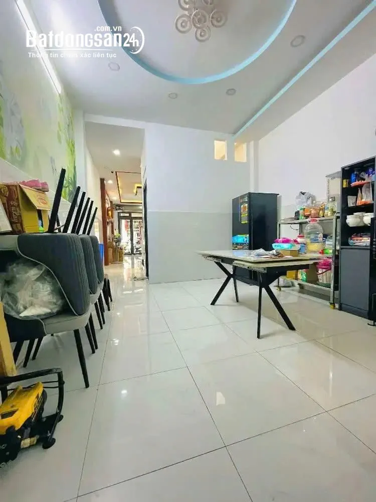 Bán nhà Phường Tân Phú, TP. HCM, 2PN, ban công thoáng, ngay phố ẩm thực Tô Hiệu - Giá tốt,