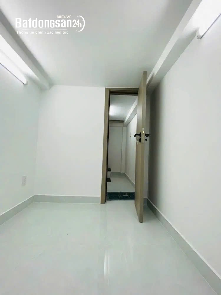 Nhà 3 tầng tại phường Phú Thạnh, quận Tân Phú, 2 phòng ngủ, full nội thất, giá nhỉnh 2 tỷ.