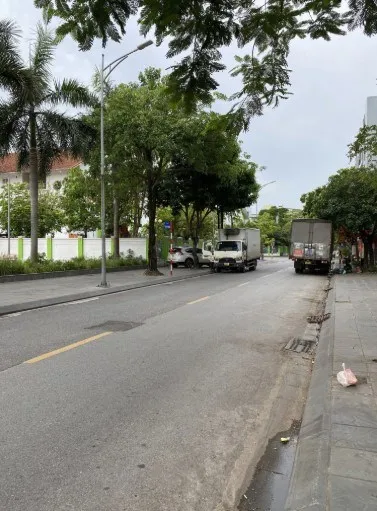 Bán đất tại P. Việt Hưng, Long Biên - 2 mặt tiền, view hồ, vỉa hè rộng, DT 100m². 