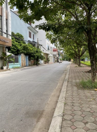 Bán đất tại P. Việt Hưng, Long Biên - 2 mặt tiền, view hồ, vỉa hè rộng, DT 100m². 