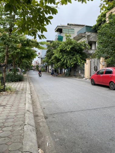 Bán đất tại P. Việt Hưng, Long Biên - 2 mặt tiền, view hồ, vỉa hè rộng, DT 100m². 