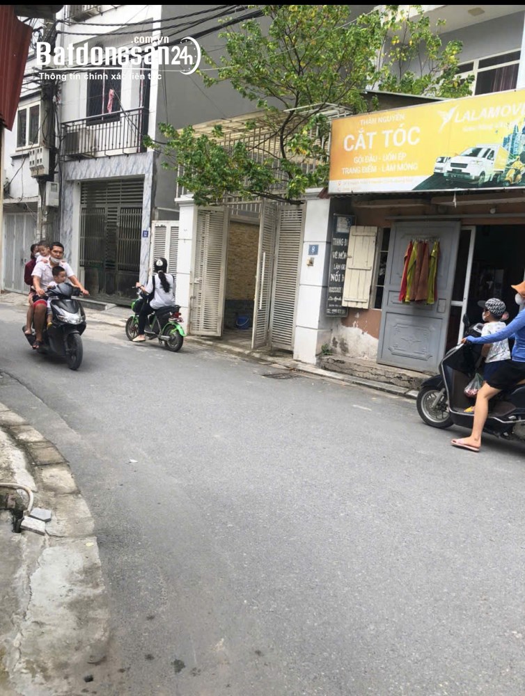 Cho thuê nhà 3 tầng Nguyễn Chính, Hoàng Mai, diện tích 100m2, ngõ ô tô vào nhà, giá 15 triệu.