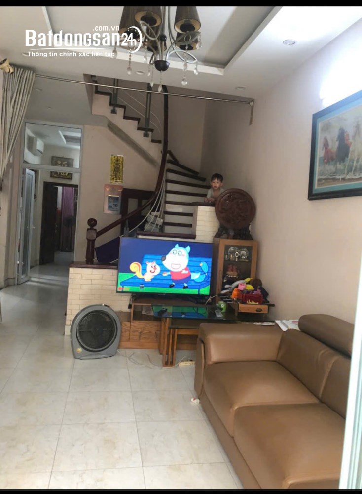 Cho thuê nhà 3 tầng Nguyễn Chính, Hoàng Mai, diện tích 100m2, ngõ ô tô vào nhà, giá 15 triệu.