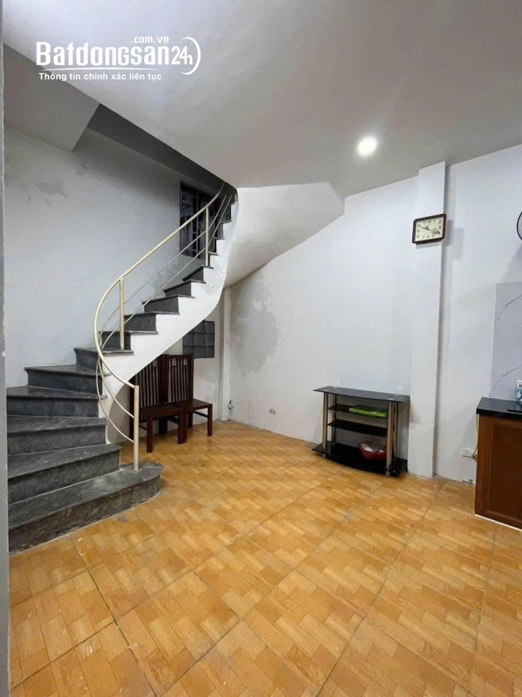 Cho thuê nhà 3 tầng Bạch Mai, Hai Bà Trưng, 40m2, 3 phòng ngủ, vị trí gần các trường đại học.