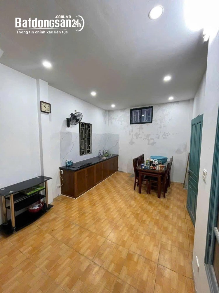 Cho thuê nhà 3 tầng Bạch Mai, Hai Bà Trưng, 40m2, 3 phòng ngủ, vị trí gần các trường đại học.
