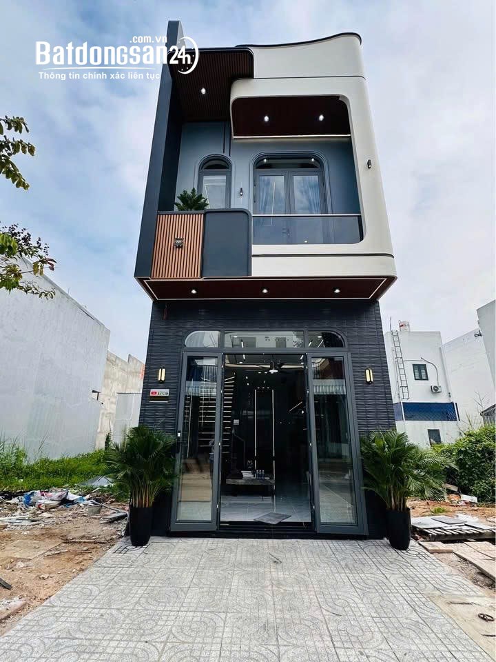 Nhà 1 trệt 1 lầu mặt tiền đường Hồ Văn Cống, Thủ Dầu Một – 120m² (4x30m), có sân ô tô, giá 2.6 tỷ.