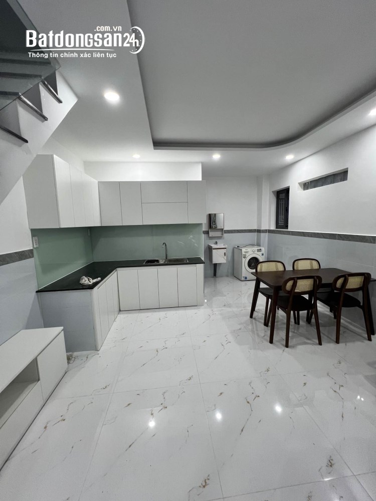 Nhà 2 tầng, phường Thủ Đức, diện tích 34m², giá 4,8 tỷ, thiết kế thông thoáng, gần ga Metro.