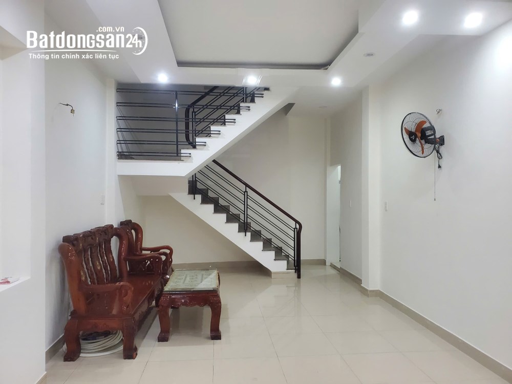 Nhà nguyên căn 180m², Q.Tân Bình, giá 15,5 tr/th, phù hợp cho gia đình hoặc làm văn phòng.