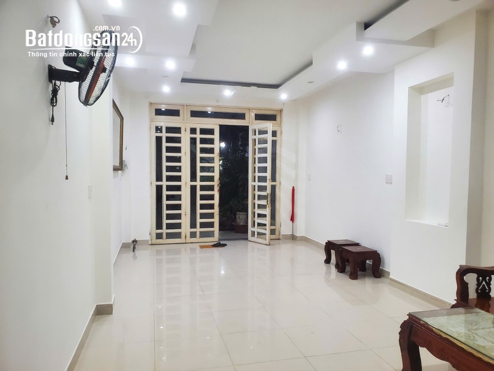 Nhà nguyên căn 180m², Q.Tân Bình, giá 15,5 tr/th, phù hợp cho gia đình hoặc làm văn phòng.