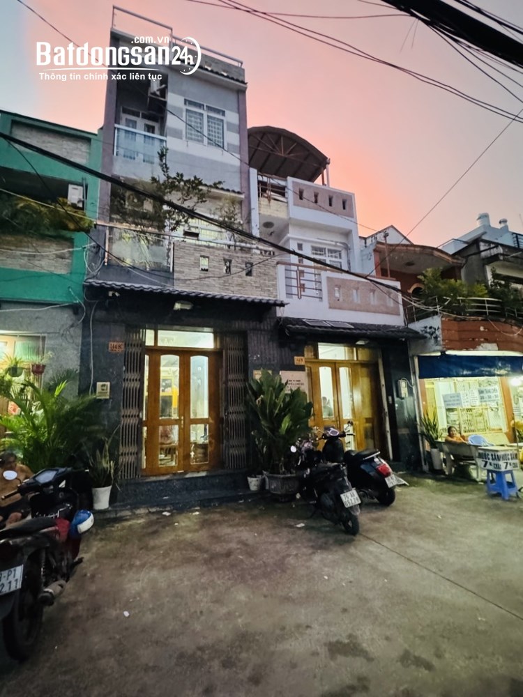 Bán nhà 3 tầng đường Hưng Phú, Quận 8, diện tích 55m2, hẻm thông, giá tốt.