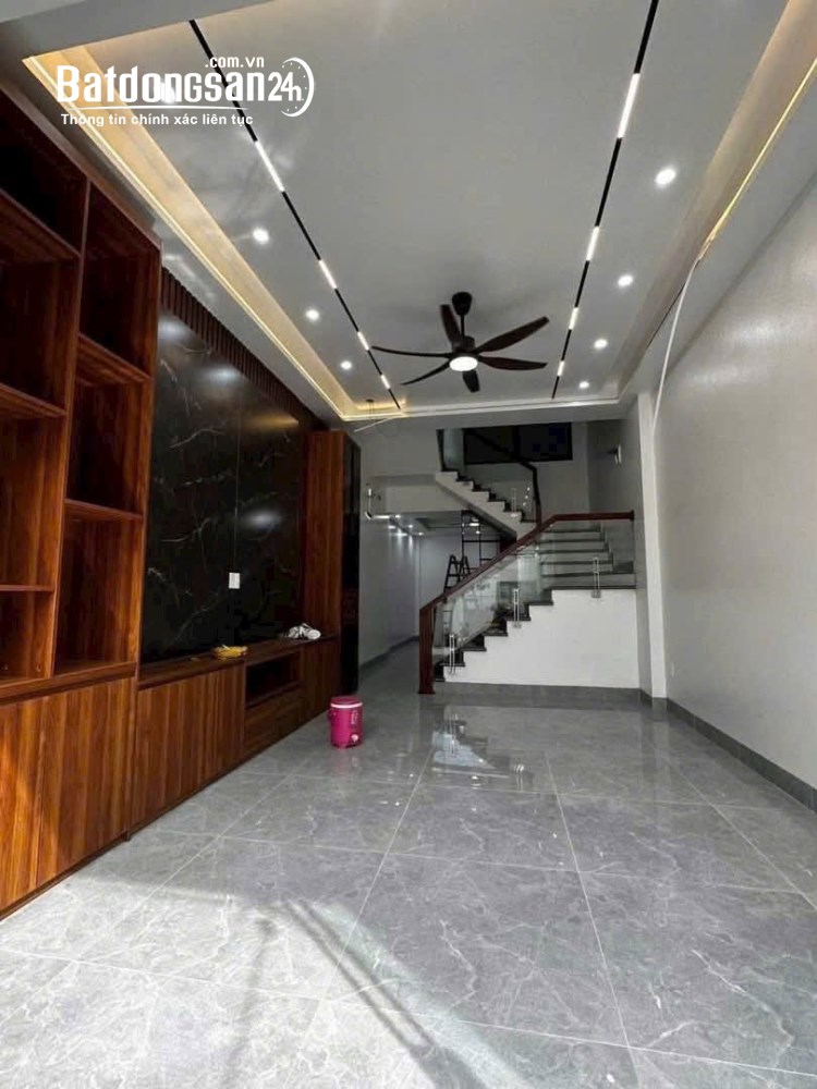 Nhà Hoàng Lộc, P. Lê Thanh Nghị, Hải Phòng, 52m2, giá 3 tỷ, ô tô vào tận cửa, xây 3 tầng kiên cố.