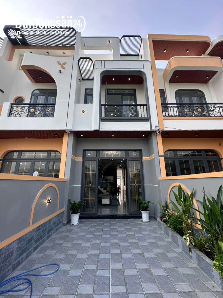 Nhà mặt tiền Hồ Văn Cống 4x30m, gần Quốc lộ 13, giá 2,7 tỷ.