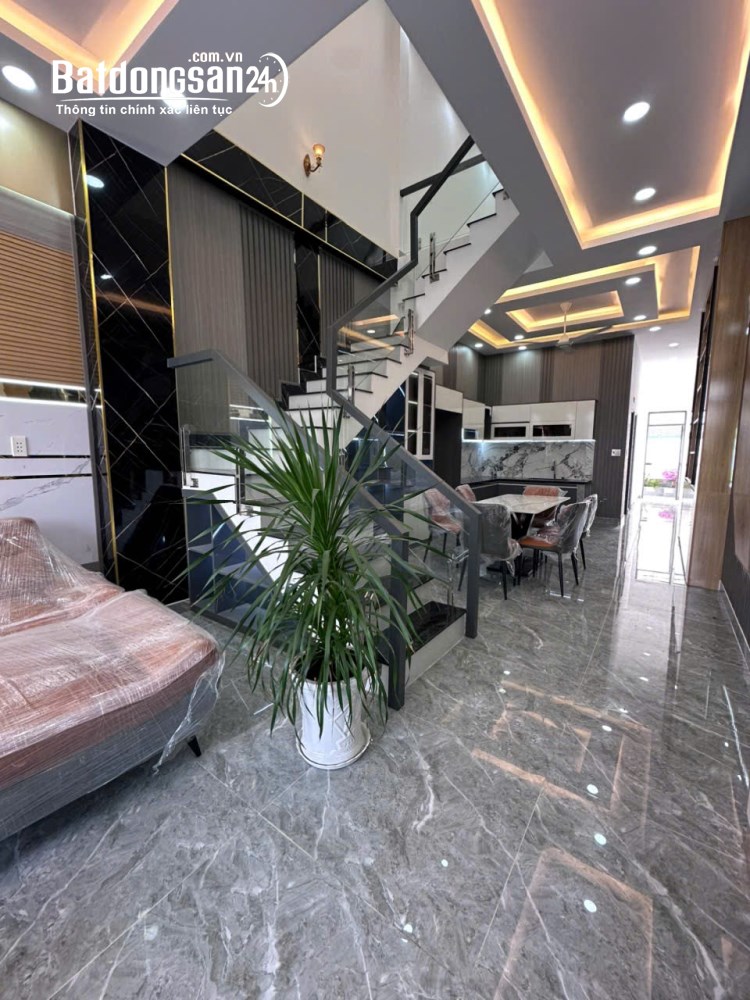 Nhà mặt tiền Hồ Văn Cống 4x30m, gần Quốc lộ 13, giá 2,7 tỷ.