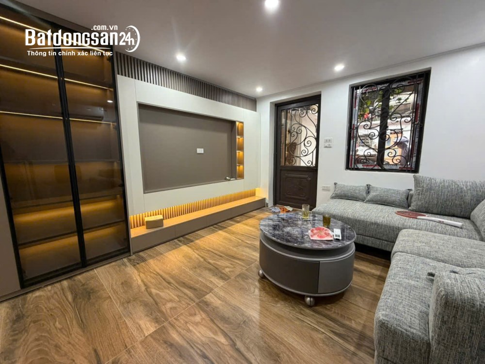 Bán nhà mặt tiền 55m² mặt phố Yên Phụ, Ba Đình, 15 tỷ, full nội thất, sổ đỏ chính chủ.