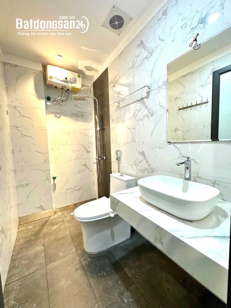 Bán gấp nhà 5 tầng thang máy Xuân Đỉnh, 31m², 8,8 tỷ, ngõ ô tô gần nhà.