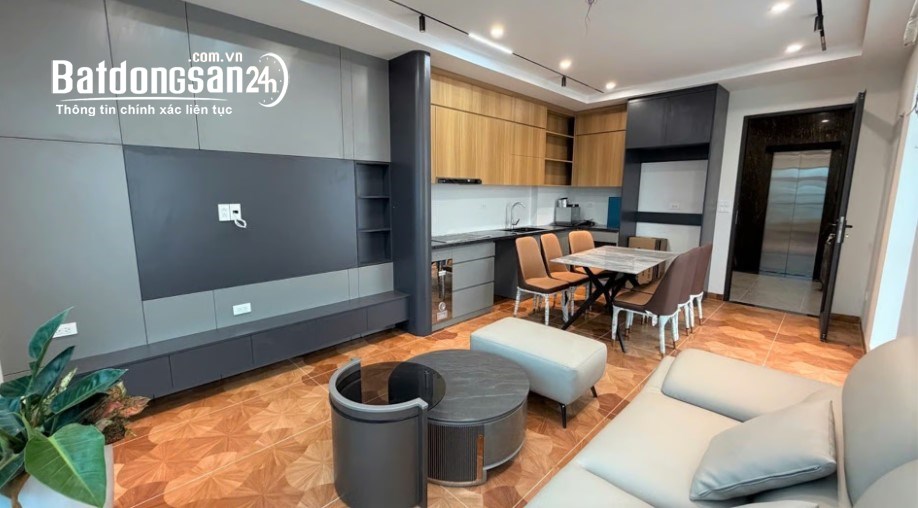 Nhà Long Biên 6 tầng thang máy, ô tô vào nhà, full nội thất, 45m², giá 9,8 tỷ.