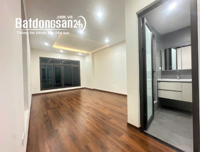 Nhà Long Biên 6 tầng thang máy, ô tô vào nhà, full nội thất, 45m², giá 9,8 tỷ.