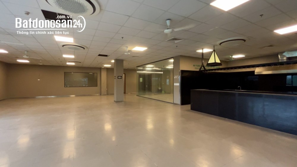 Cho thuê mặt bằng 1700m2, Long Biên, đường Võ Văn Kiệt, giá 70.000đ/m².