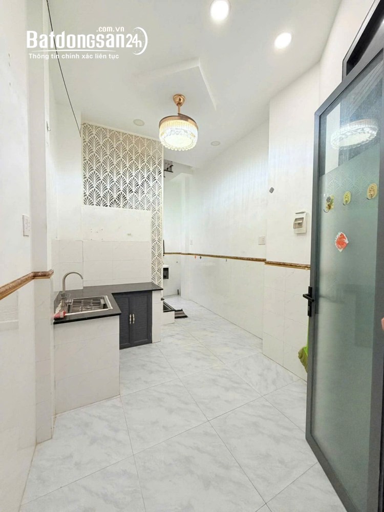 Bán nhà quận 11, hẻm xe hơi thông Ông Ích Khiêm, 23m2, 2 tầng, hoàn công, sổ đẹp, giá 3 tỷ.