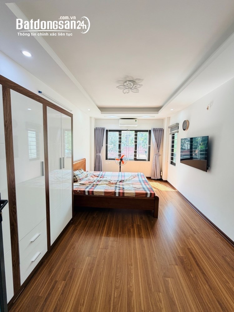 Bán nhà 5 tầng Việt Hưng, lô góc 2 mặt thoáng, cách ô tô đỗ 30m, vào ở ngay.