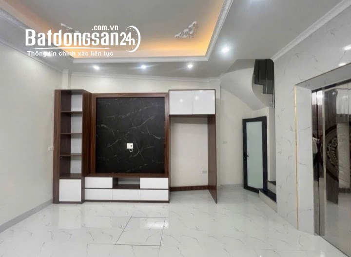 Bán nhà Đại Cát, Bắc Từ Liêm, 30m², 5 tầng, full nội thất, thang máy, sổ đỏ, giá 6,2 tỷ.