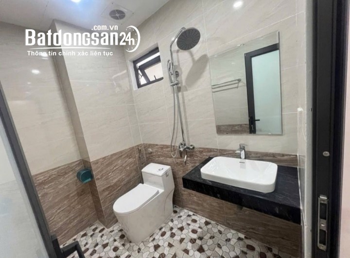 Bán nhà Đại Cát, Bắc Từ Liêm, 30m², 5 tầng, full nội thất, thang máy, sổ đỏ, giá 6,2 tỷ.