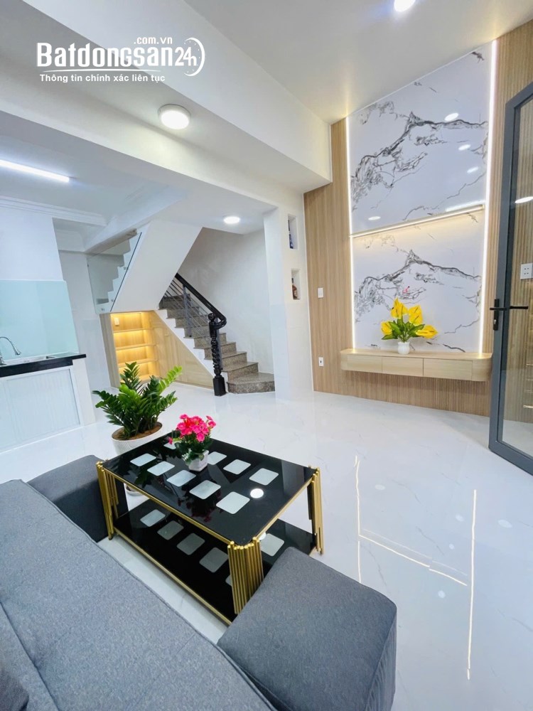 Nhà Phan Văn Trị, Bình Thạnh, nở hậu 4,5m, 4 tầng, gần Bệnh viện Gia Định, giá 5,45 tỷ.