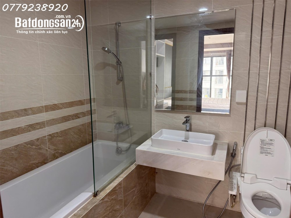  Căn hộ Saigon Royal Residence 2PN, 82m², căn góc, giá 25 triệu/tháng, P. Xóm Chiếu, TP HCM.