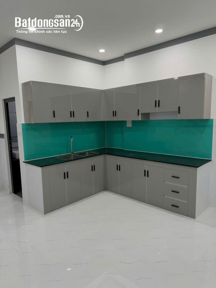 Bán nhà P. Biên Hòa, 4x18m, 1 trệt 1 lửng, tặng nội thất cao cấp, giá 2.35 tỷ.