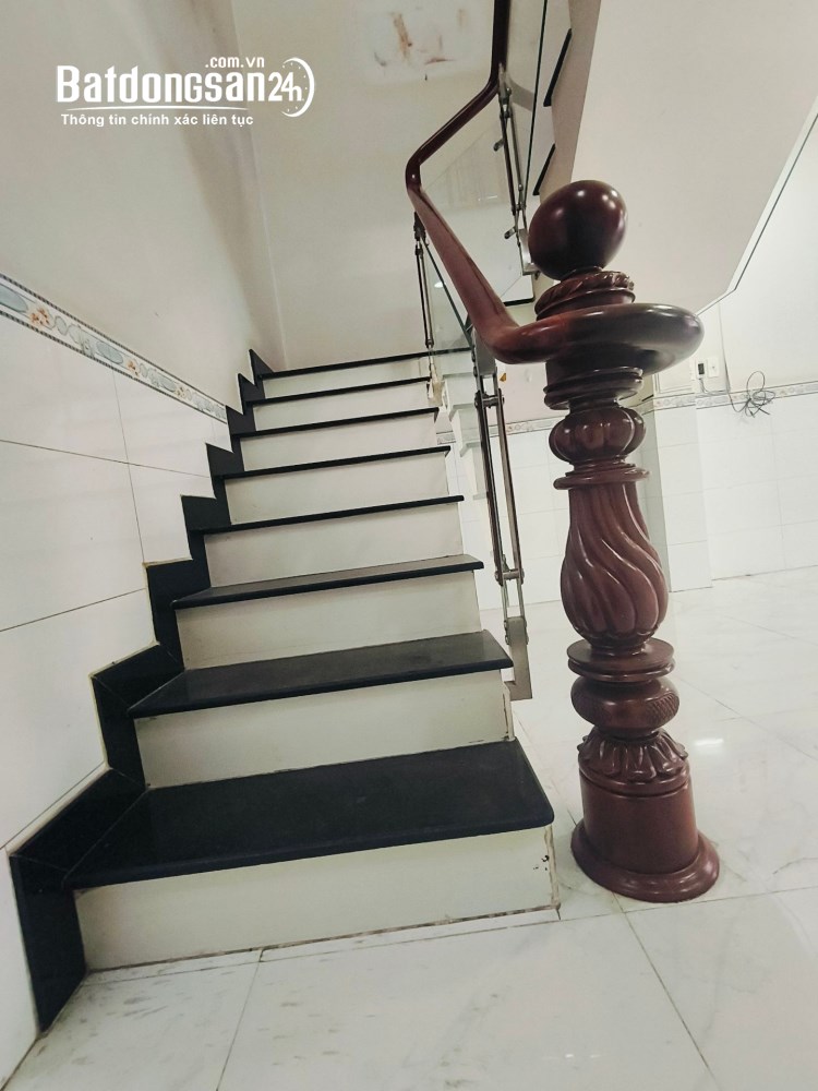Dương Bá Trạc, quận 8, nhà lô góc, sổ hồng hoàn công, hẻm xe hơi 10 bước, 2 phòng ngủ.