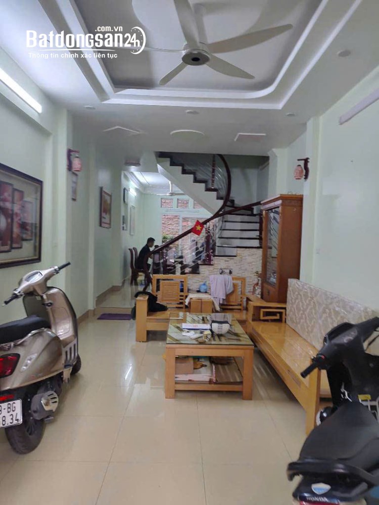 Bán nhà phố Bồ Đề, vị trí đẹp, giá 13.5 tỷ.