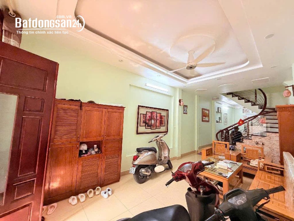 Bán nhà phố Bồ Đề, vị trí đẹp, giá 13.5 tỷ.