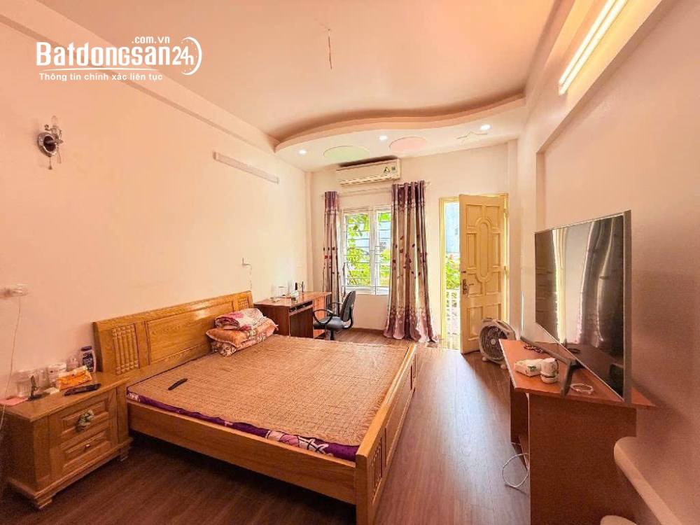 Bán nhà phố Bồ Đề, vị trí đẹp, giá 13.5 tỷ.