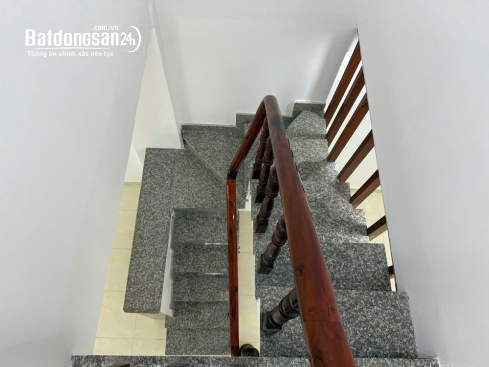 Bán nhà Lê Văn Việt, Thủ Đức, 1 trệt 1 lầu, gần Vincom Quận 9, giá hơn 4 tỷ.