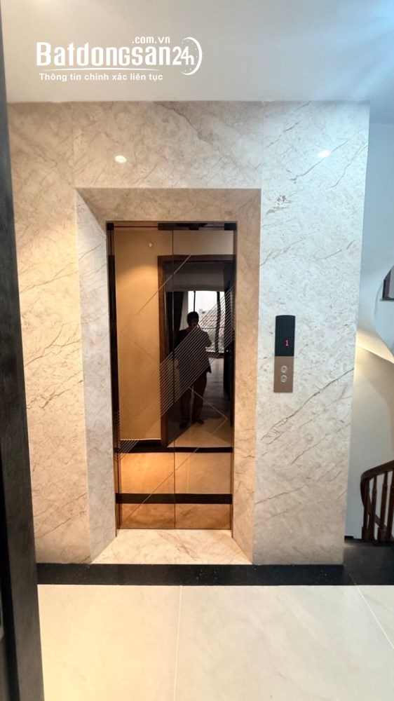 Nhà mặt phố Kim Quan Thượng, Long Biên, 50,2m², 7 tầng, thang máy, gara ô tô, sổ đỏ chính chủ.
