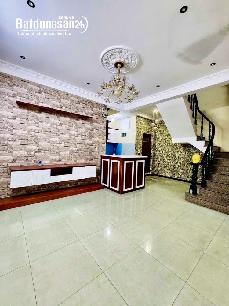 Bán nhà Quận 10, DT 43m², giá 6,6 tỷ, 4 tầng BTCT, gần ĐH Bách khoa và Viện 115.