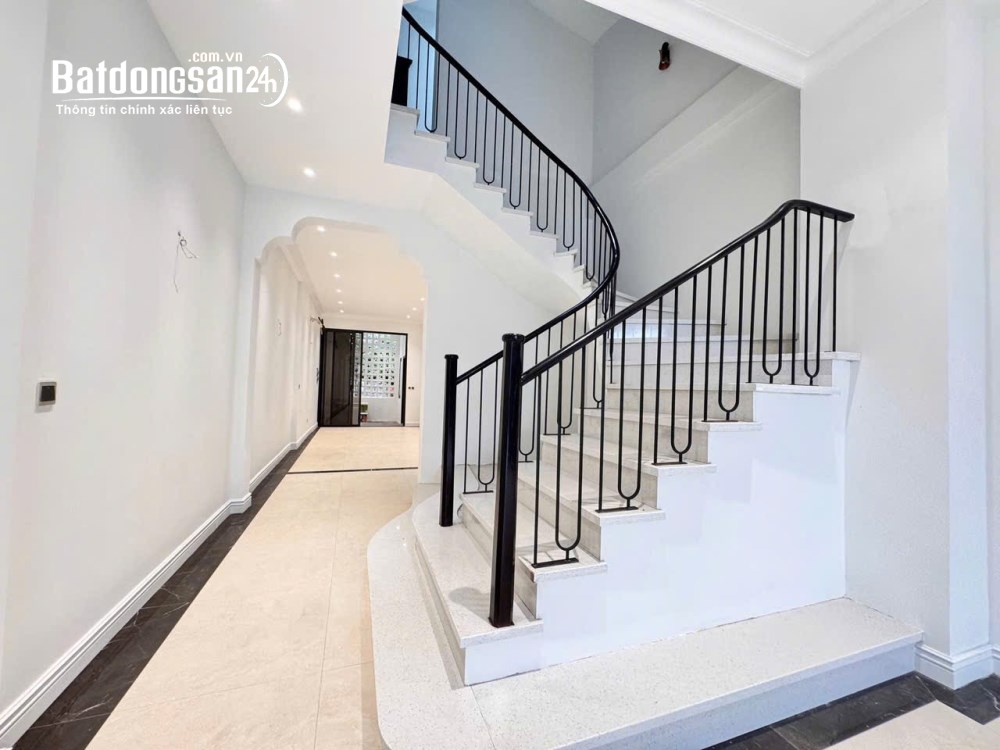 Bán nhà Đức Giang, Phường Việt Hưng, giá 16,2 tỷ, ô tô vào nhà, diện tích sử dụng 100m².