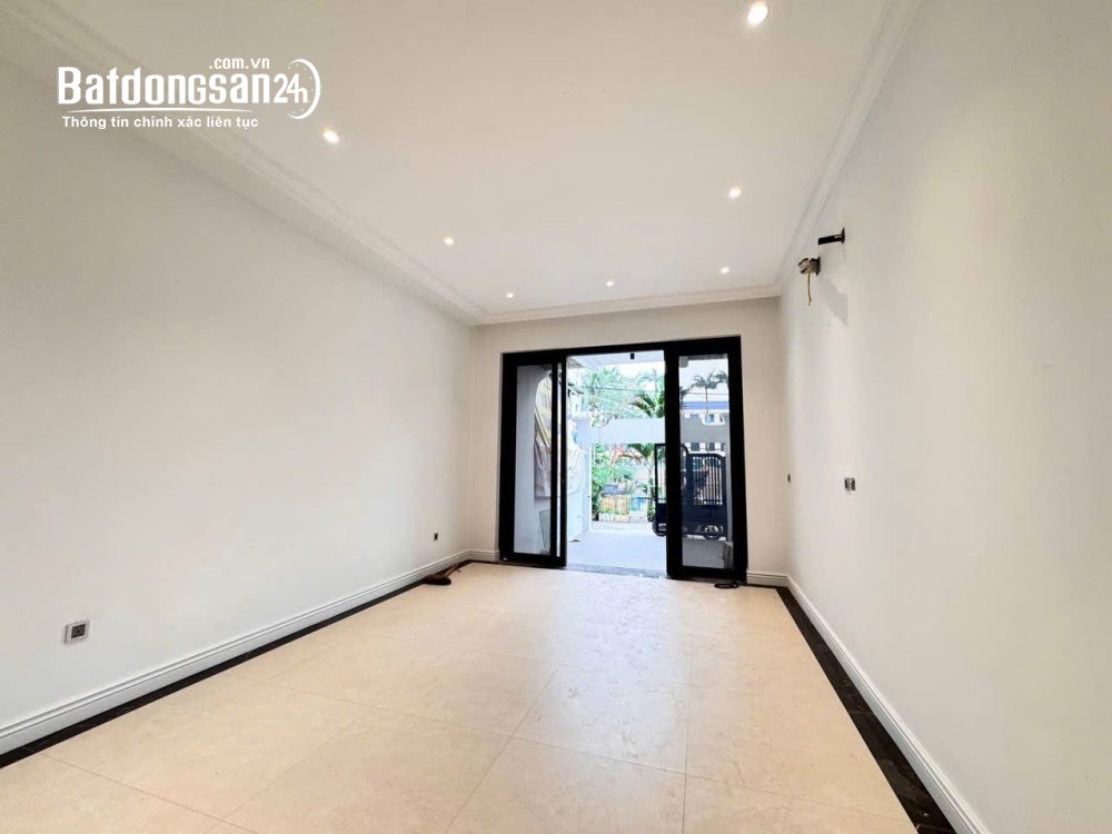 Bán nhà Đức Giang, Phường Việt Hưng, giá 16,2 tỷ, ô tô vào nhà, diện tích sử dụng 100m².