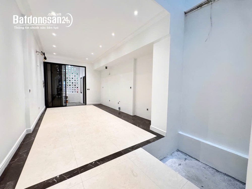 Bán nhà Đức Giang, Phường Việt Hưng, giá 16,2 tỷ, ô tô vào nhà, diện tích sử dụng 100m².