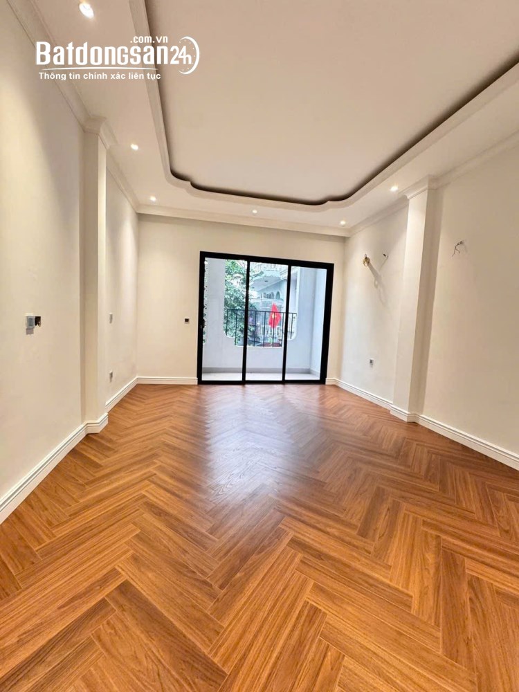 Bán nhà Đức Giang, Phường Việt Hưng, giá 16,2 tỷ, ô tô vào nhà, diện tích sử dụng 100m².