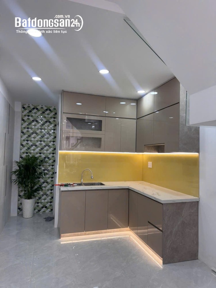 Cần bán gấp nhà mặt tiền Hồ Văn Cống, P. Chánh Hiệp, 120m2, giá 2 tỷ thương lượng.
