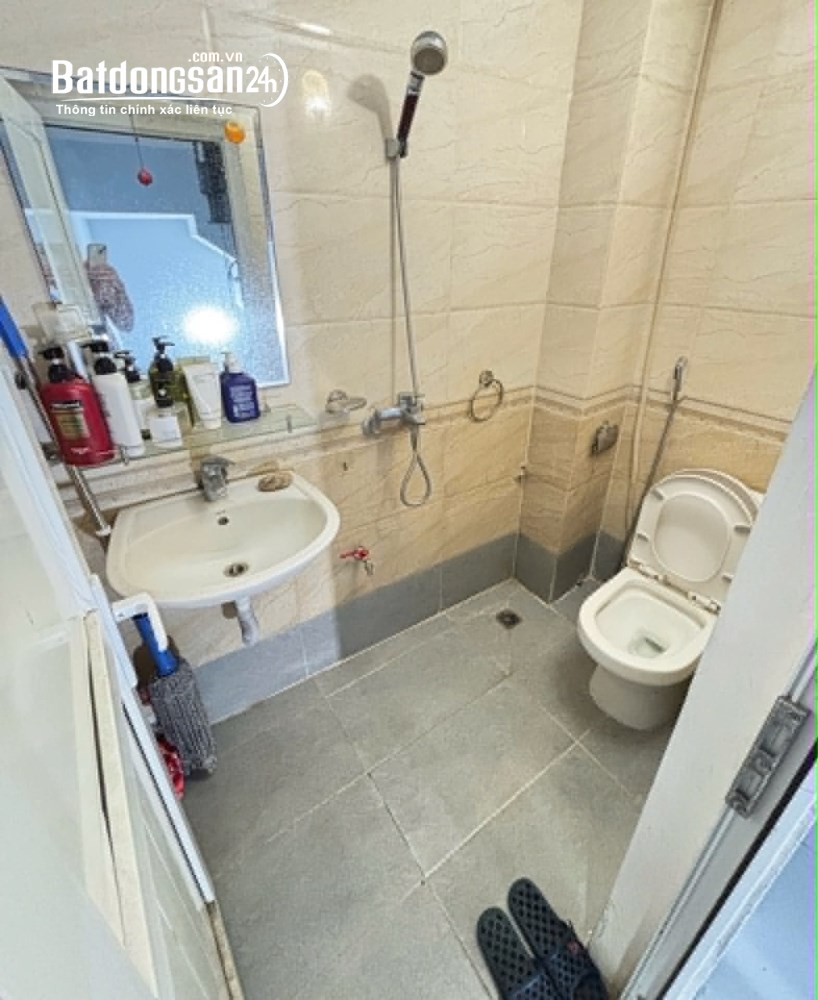 Bán nhà 39m2, 4 tầng, gần phố tại quận Hoàng Mai, giá hơn 7 tỷ, 5 phòng ngủ, kinh doanh tốt.