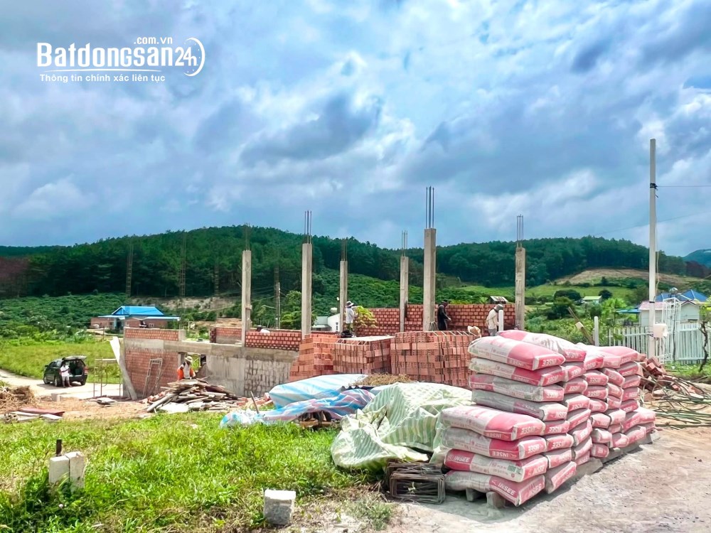 Bán đất Ven Đà Lạt 135m², 85m² thổ cư, hai mặt tiền, khu nghỉ dưỡng hiện hữu.
