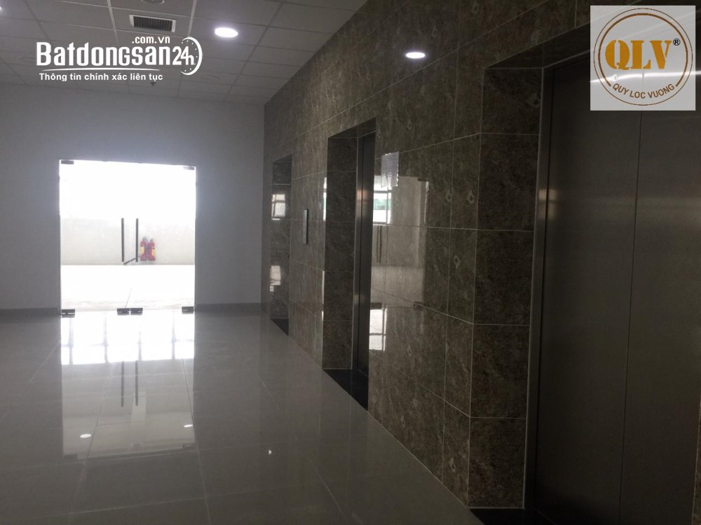 Bán hoặc cho thuê nhà xưởng KCX Tân Thuận 7.500m², 5 tầng, thang máy hàng, vị trí đẹp.