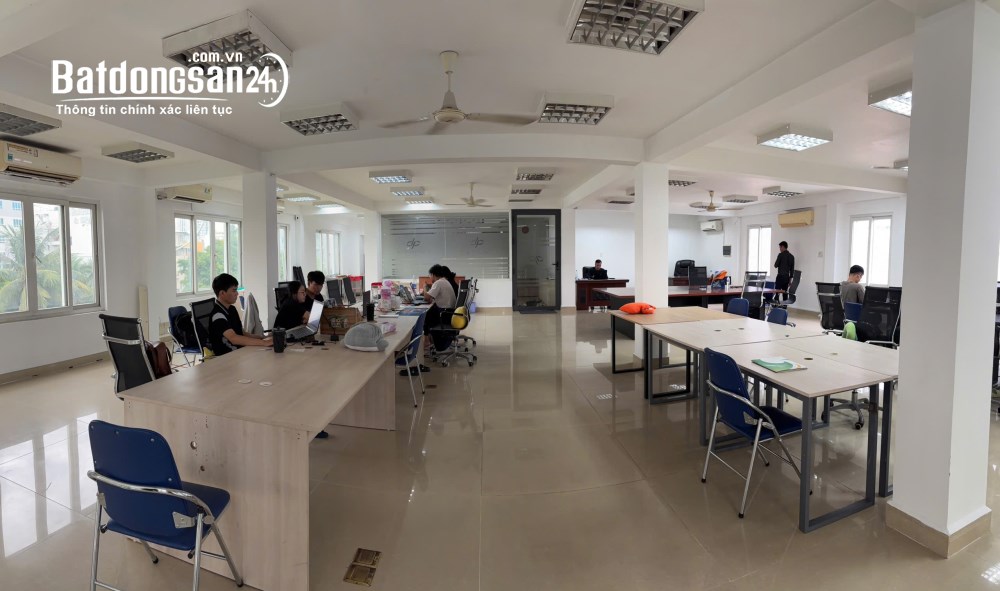 Cho thuê văn phòng vị trí đẹp, mặt tiền với 11x16m2 tại Trường Sơn, Tân Bình