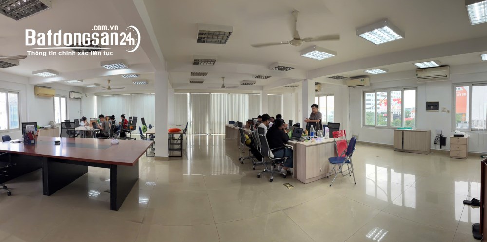 Cho thuê văn phòng vị trí đẹp, mặt tiền với 11x16m2 tại Trường Sơn, Tân Bình